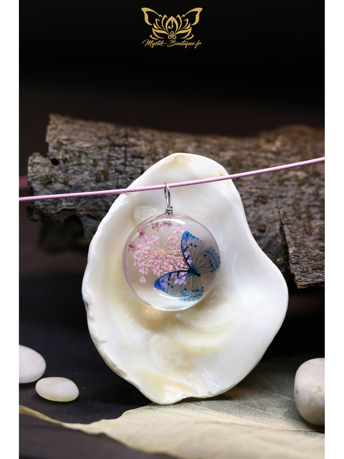 Collier Jardin Secret Suspendu - Pendentif en verre 25 mm avec sa fleur séchée teintée rose et son papillon bleu