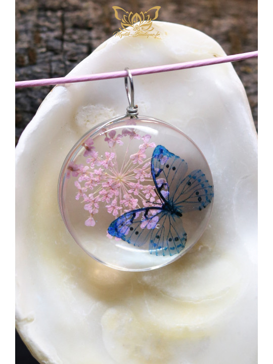 Collier Jardin Secret Suspendu - Pendentif en verre 25 mm avec sa fleur séchée teintée rose et son papillon bleu