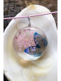 Collier Jardin Secret Suspendu - Pendentif en verre 25 mm avec sa fleur séchée teintée rose et son papillon bleu
