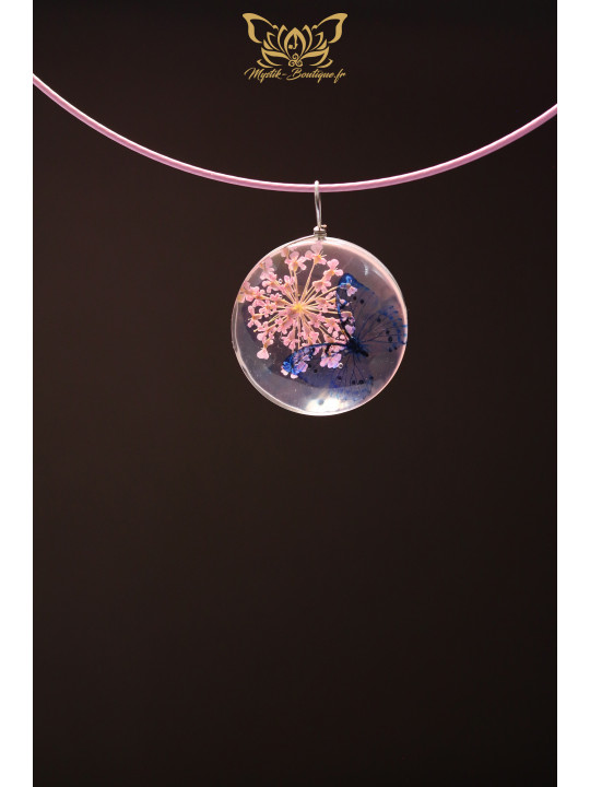 Collier Jardin Secret Suspendu - Pendentif en verre 25 mm avec sa fleur séchée teintée rose et son papillon bleu