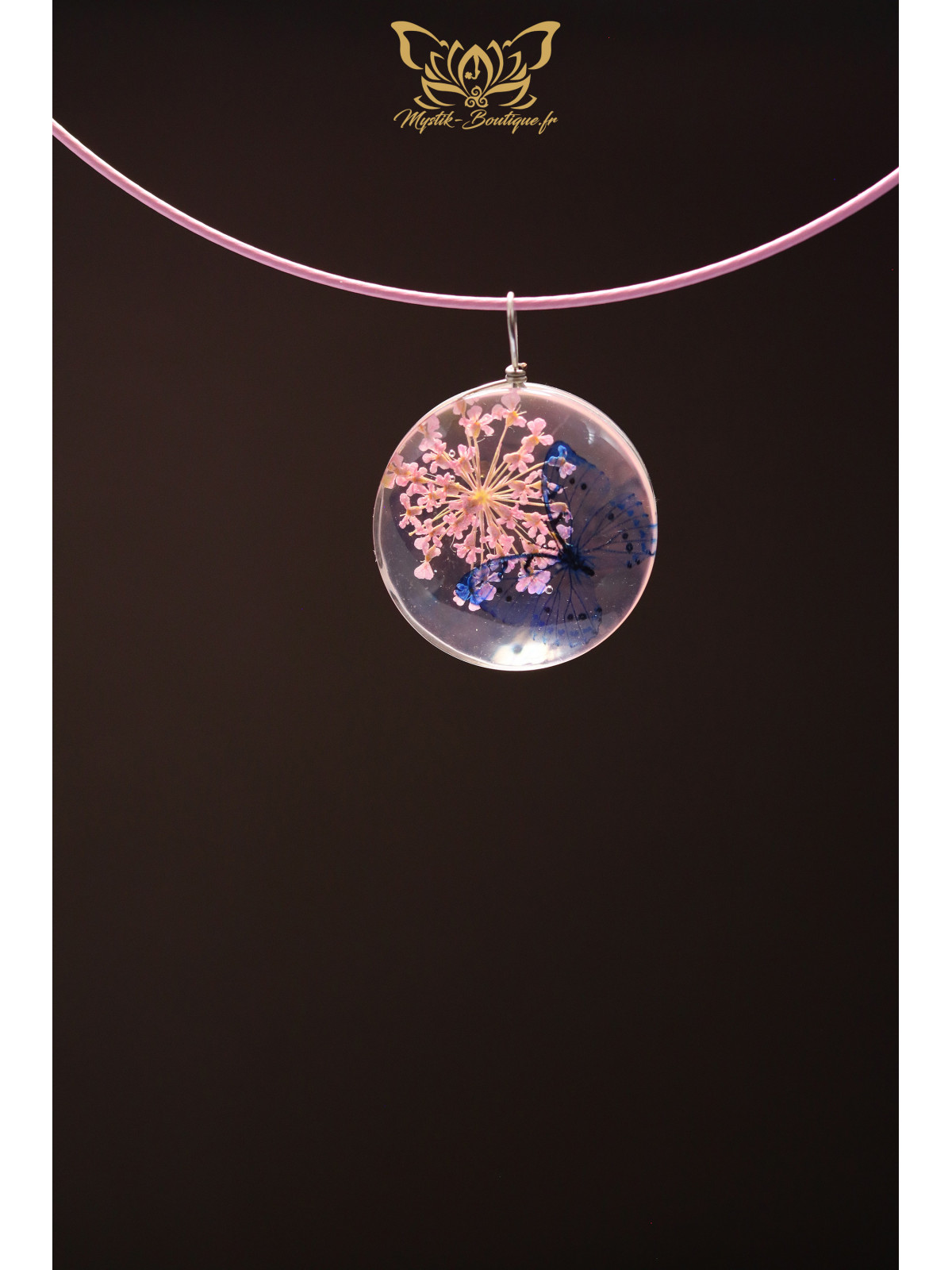 Collier Jardin Secret Suspendu - Pendentif en verre 25 mm avec sa fleur séchée teintée rose et son papillon bleu