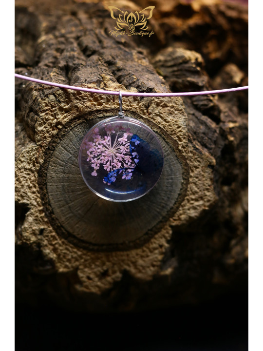 Collier Jardin Secret Suspendu - Pendentif en verre 25 mm avec sa fleur séchée teintée rose et son papillon bleu