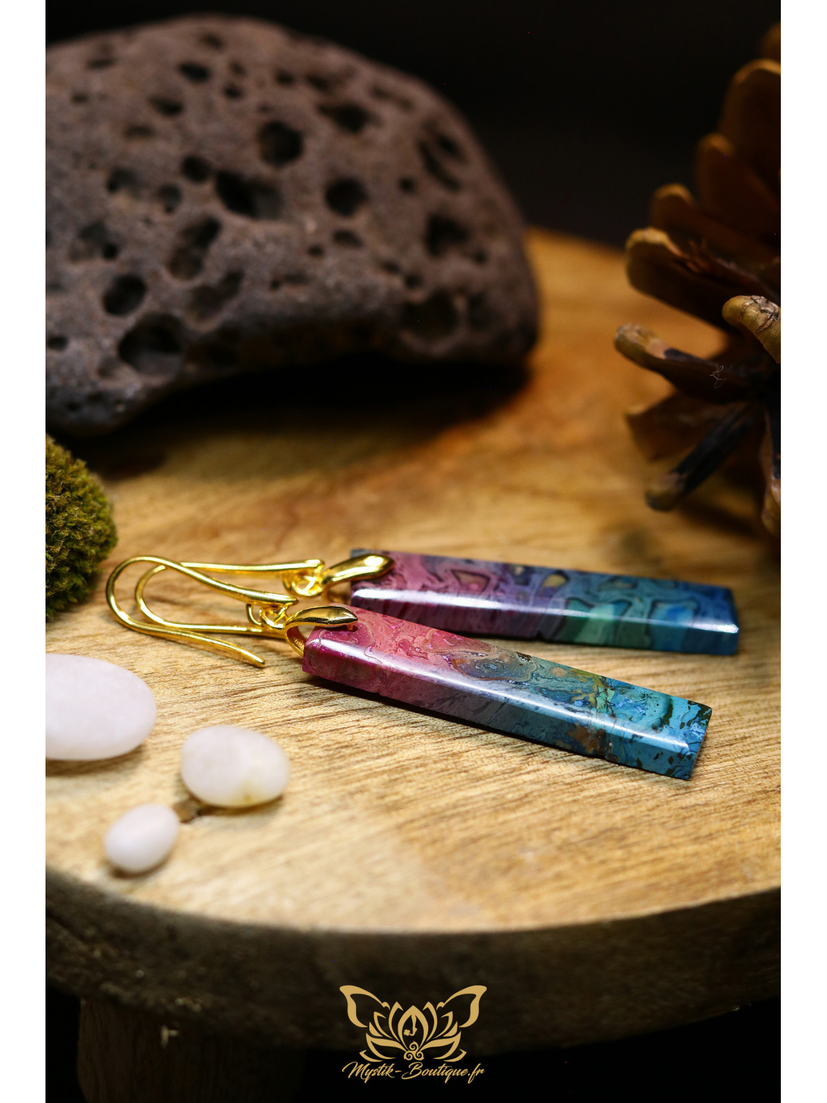 Boucles d'oreilles artisanales en racine de palmier fossilisée teintée - Accroches en laiton plaqué or 18K