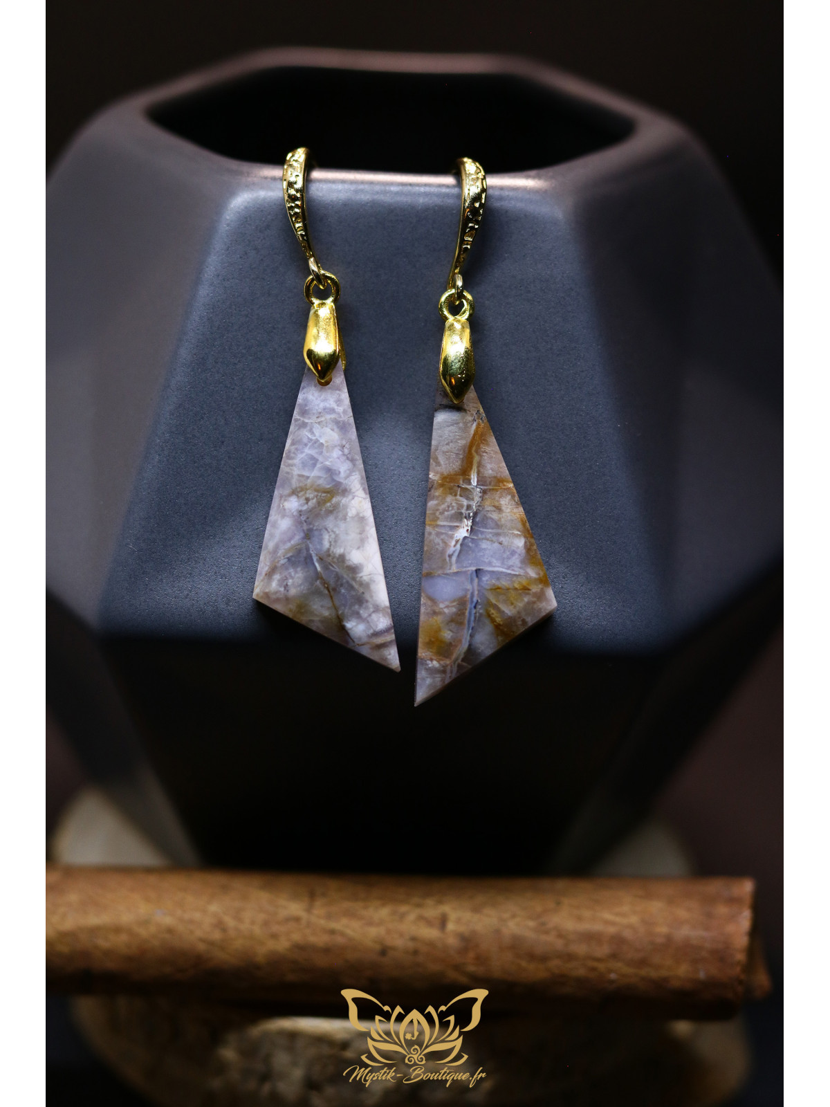 Boucles d'oreilles artisanales en agate violette - Accroches en laiton plaqué or 18k