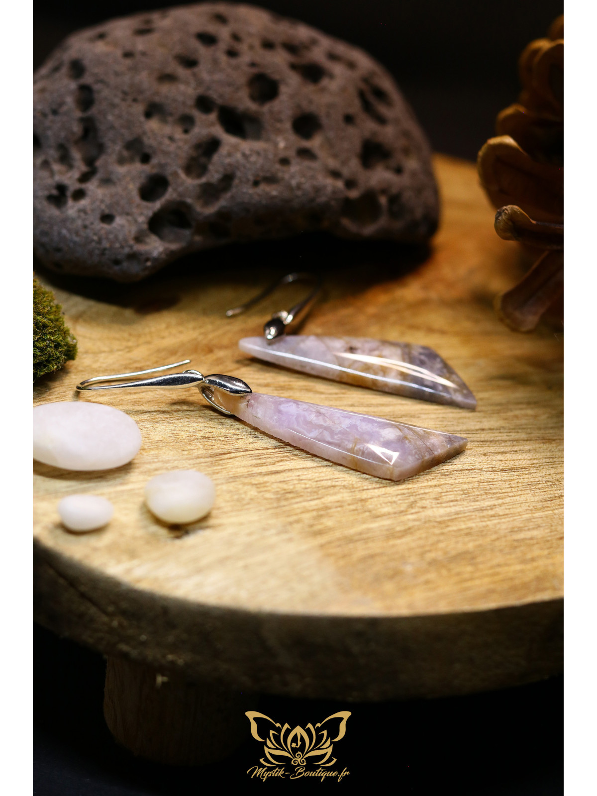 Boucles d'oreilles artisanales en agate violette - Accroches en laiton plaqué platine