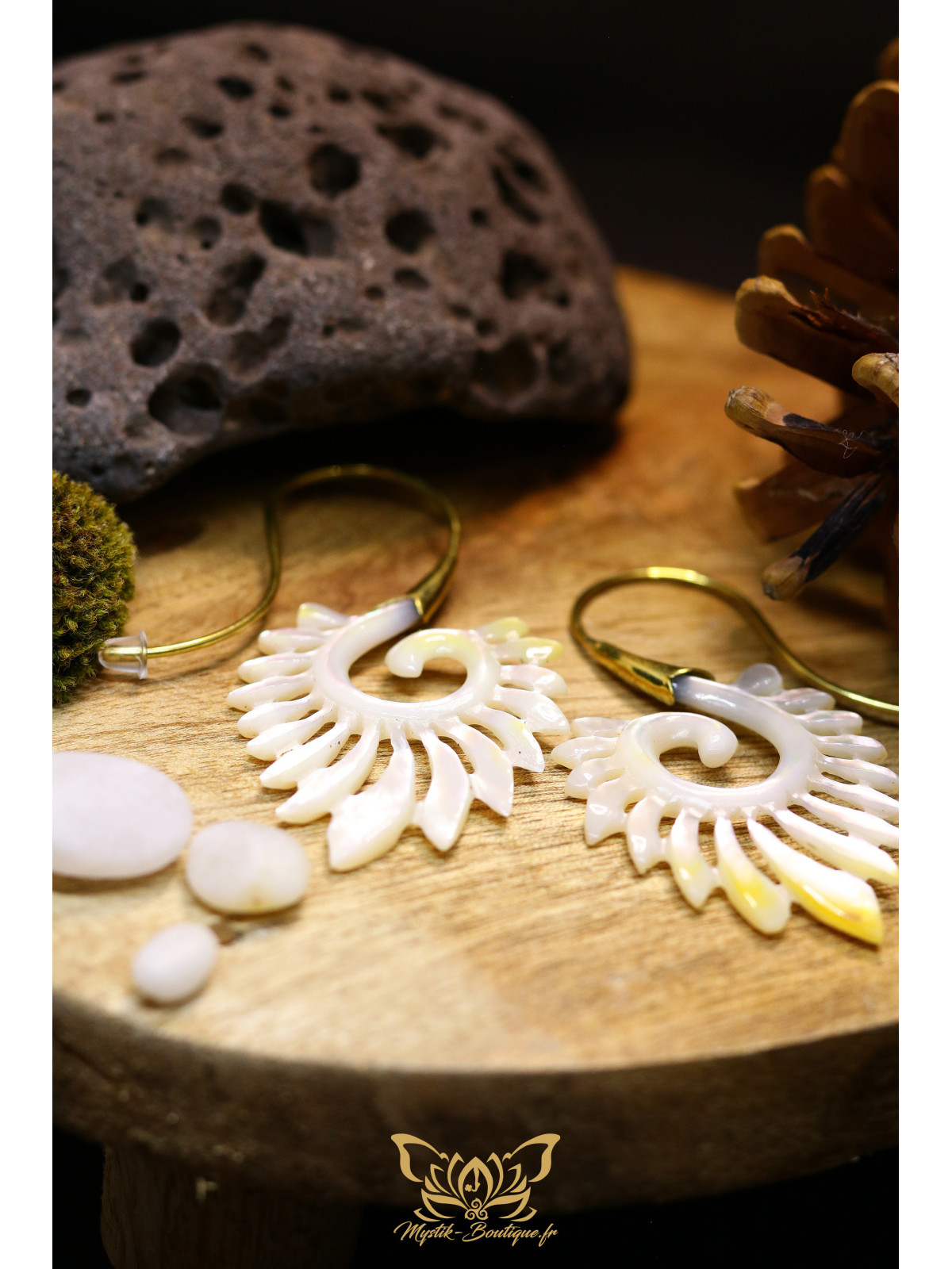 Boucles d'oreilles artisanales forme spirale en ormeau nacré blanc - Accroches en laiton 01