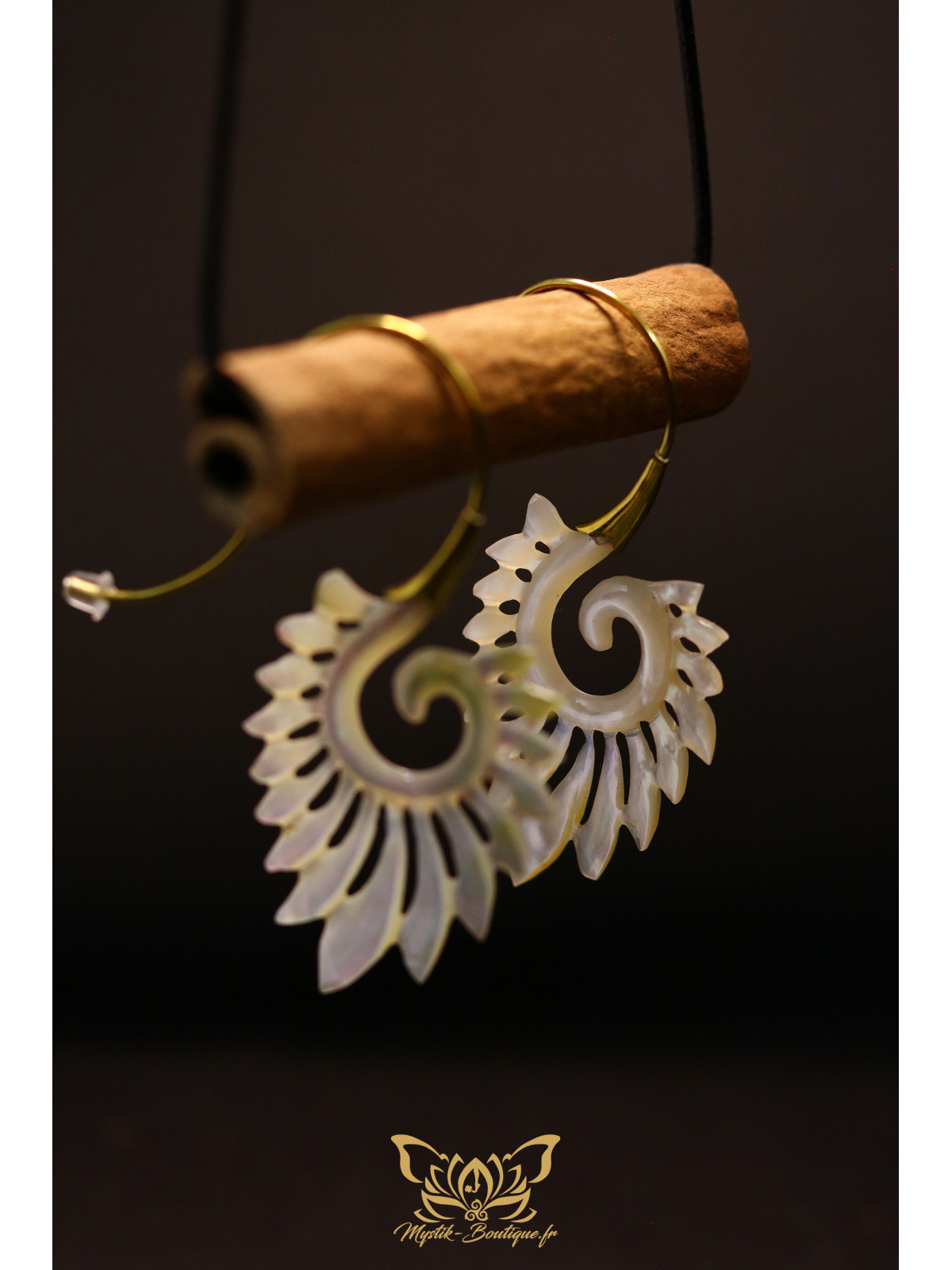 Boucles d'oreilles artisanales forme spirale en ormeau nacré blanc - Accroches en laiton 01