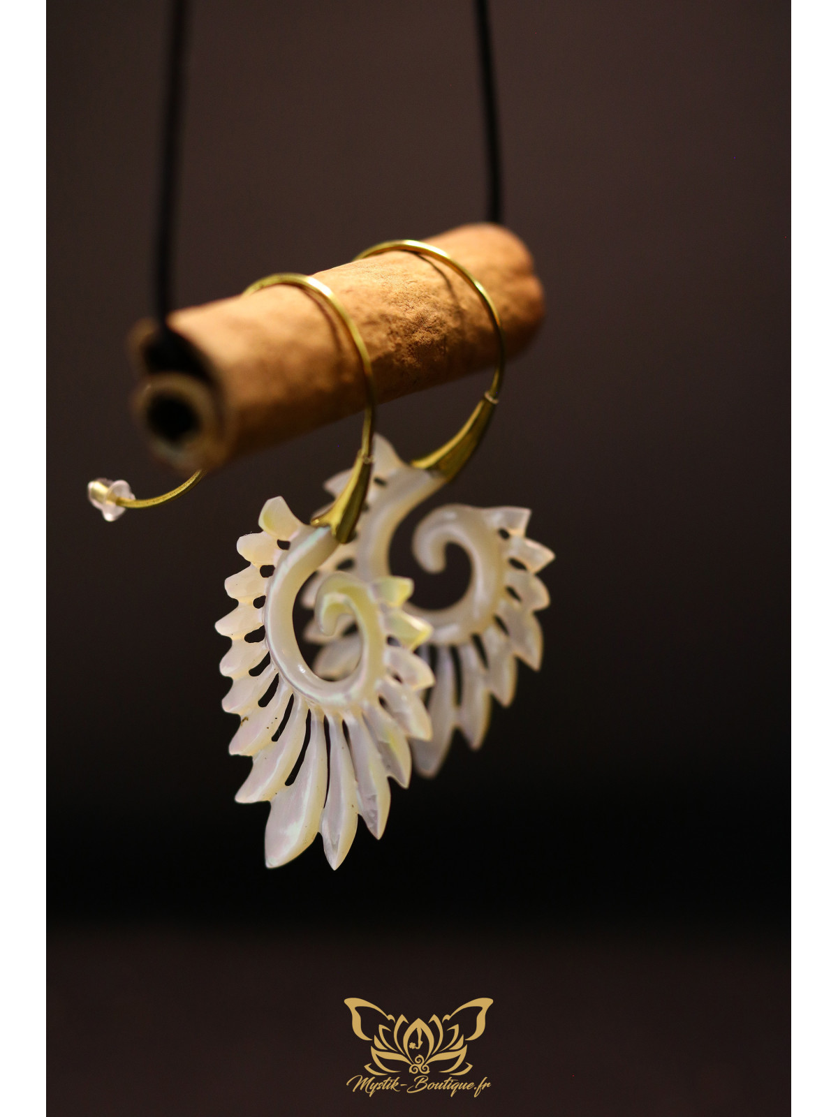 Boucles d'oreilles artisanales forme spirale en ormeau nacré blanc - Accroches en laiton 01