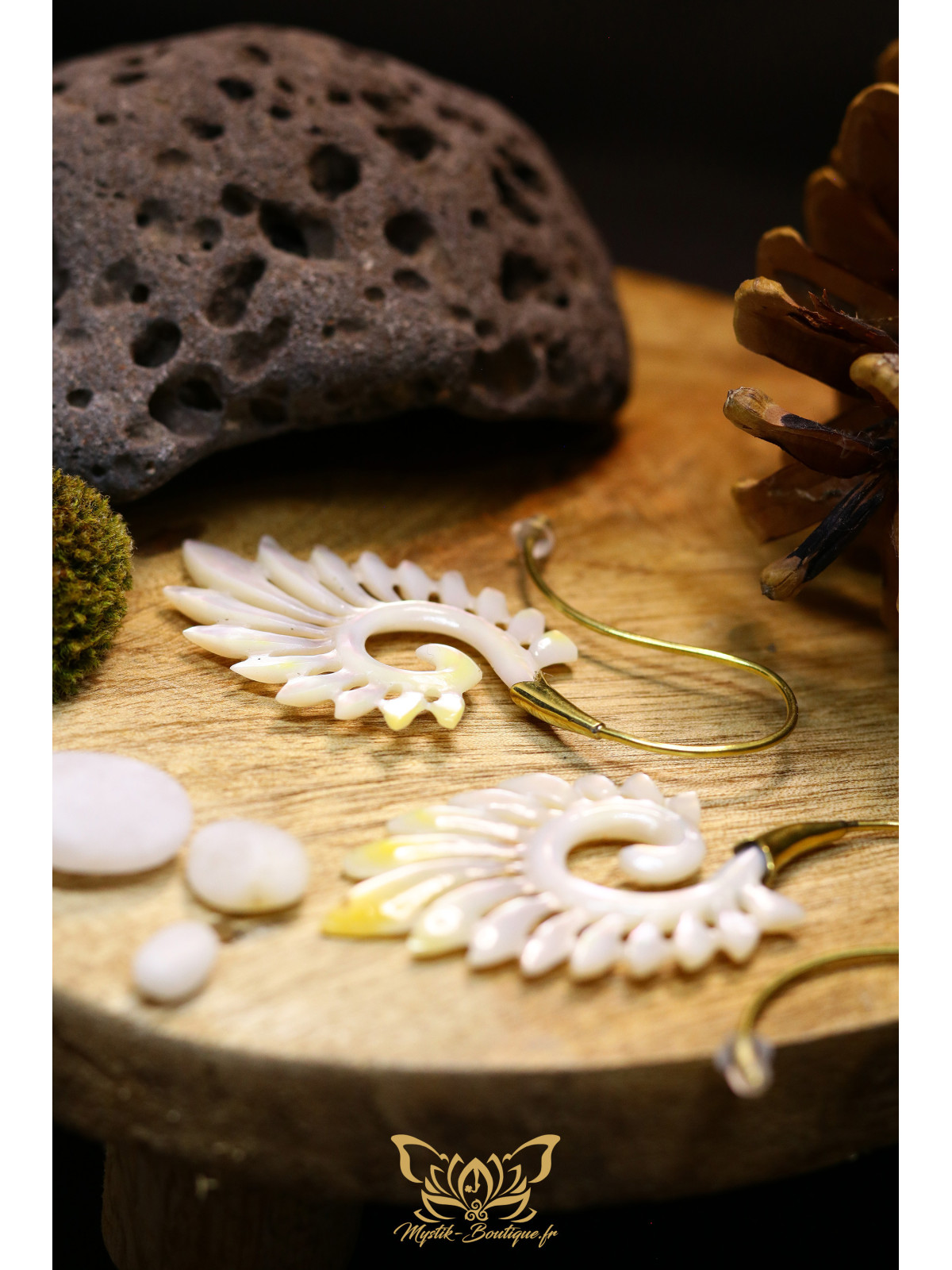 Boucles d'oreilles artisanales forme spirale en ormeau nacré blanc - Accroches en laiton 01