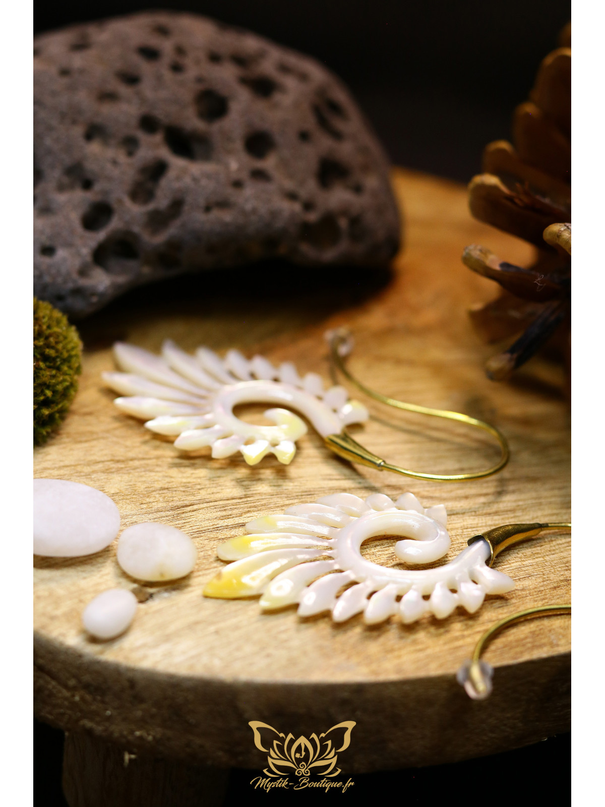 Boucles d'oreilles artisanales forme spirale en ormeau nacré blanc - Accroches en laiton 01