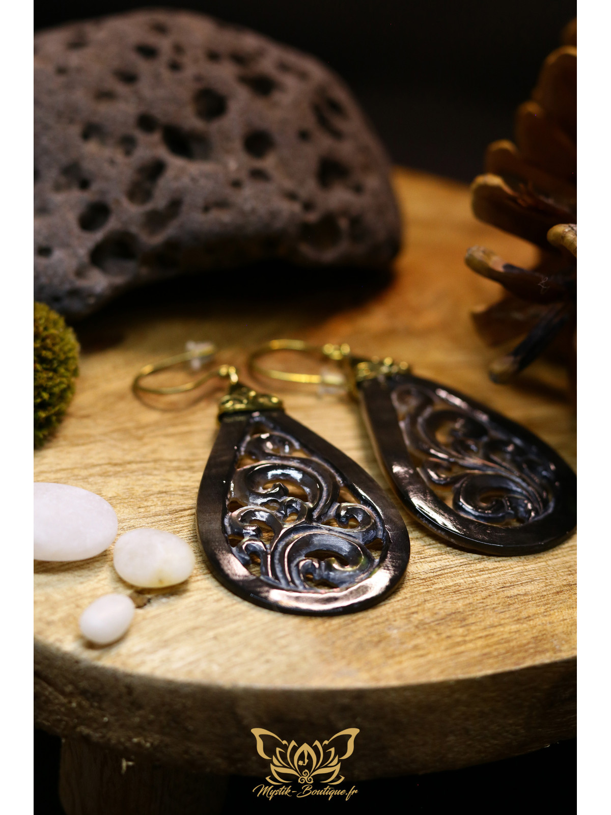 Boucles d'oreilles artisanales forme goutte sculptée en ormeau nacré brun - Accroches en laiton 03