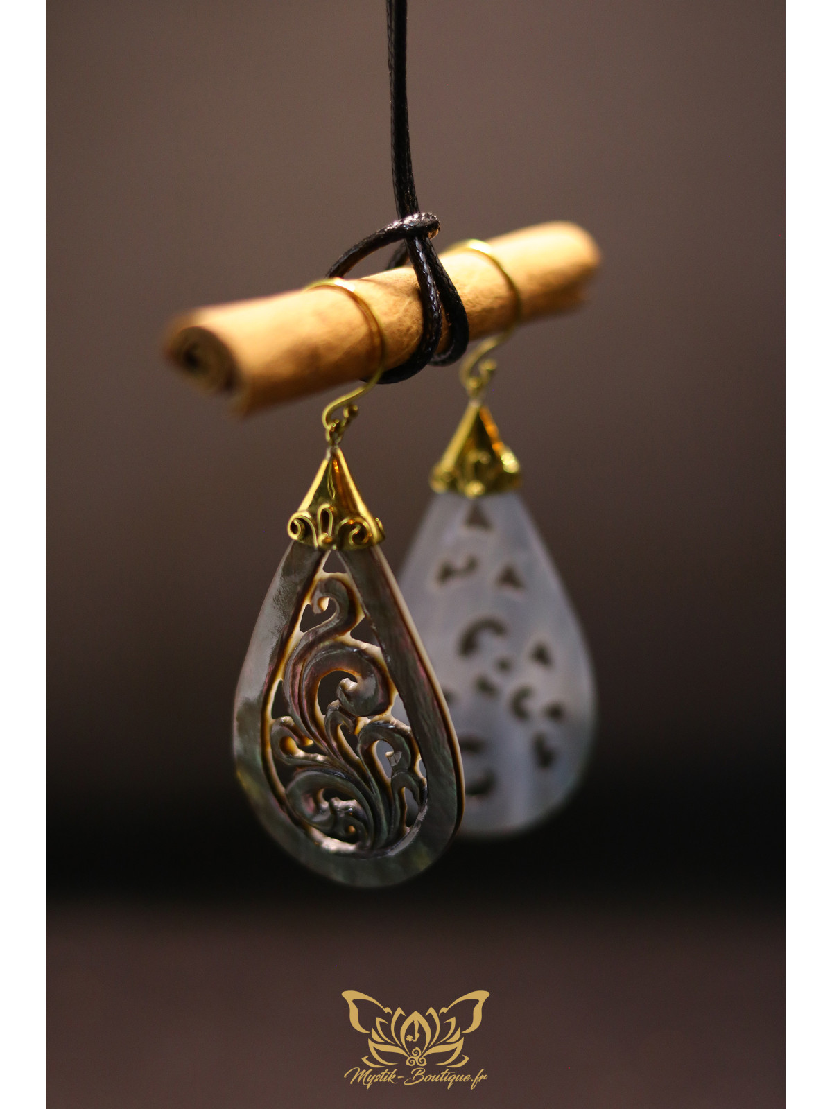 Boucles d'oreilles artisanales forme goutte sculptée en ormeau nacré brun - Accroches en laiton 03