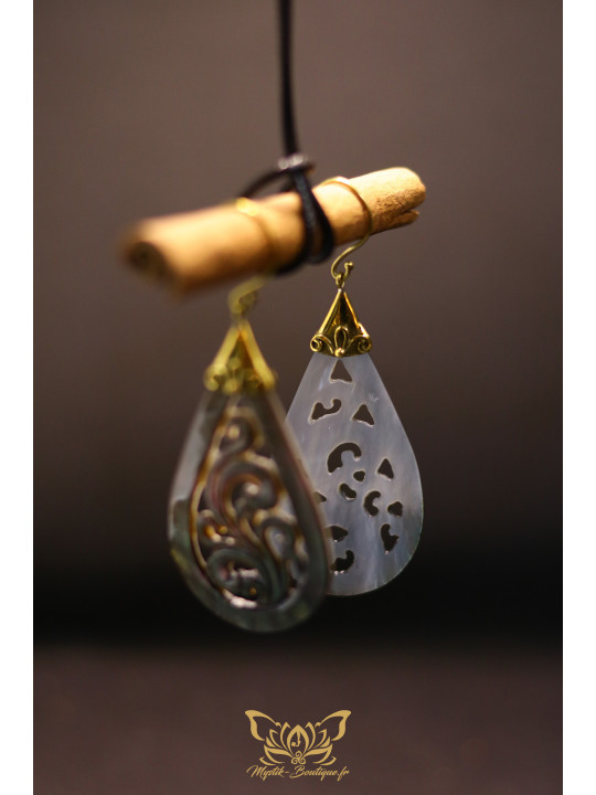 Boucles d'oreilles artisanales forme goutte sculptée en ormeau nacré brun - Accroches en laiton 03