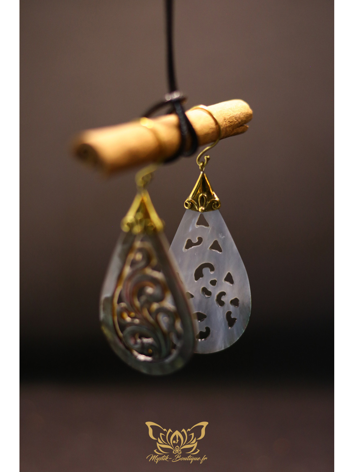 Boucles d'oreilles artisanales forme goutte sculptée en ormeau nacré brun - Accroches en laiton 03
