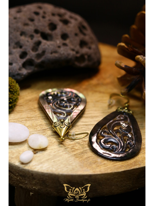 Boucles d'oreilles artisanales forme goutte sculptée en ormeau nacré brun - Accroches en laiton 03