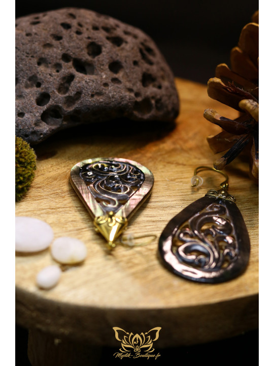 Boucles d'oreilles artisanales forme goutte sculptée en ormeau nacré brun - Accroches en laiton 03