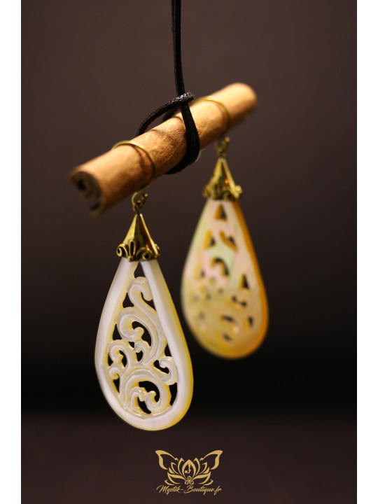 Boucles d'oreilles artisanales forme goutte sculptée en ormeau nacré blanc - Accroches en laiton 04