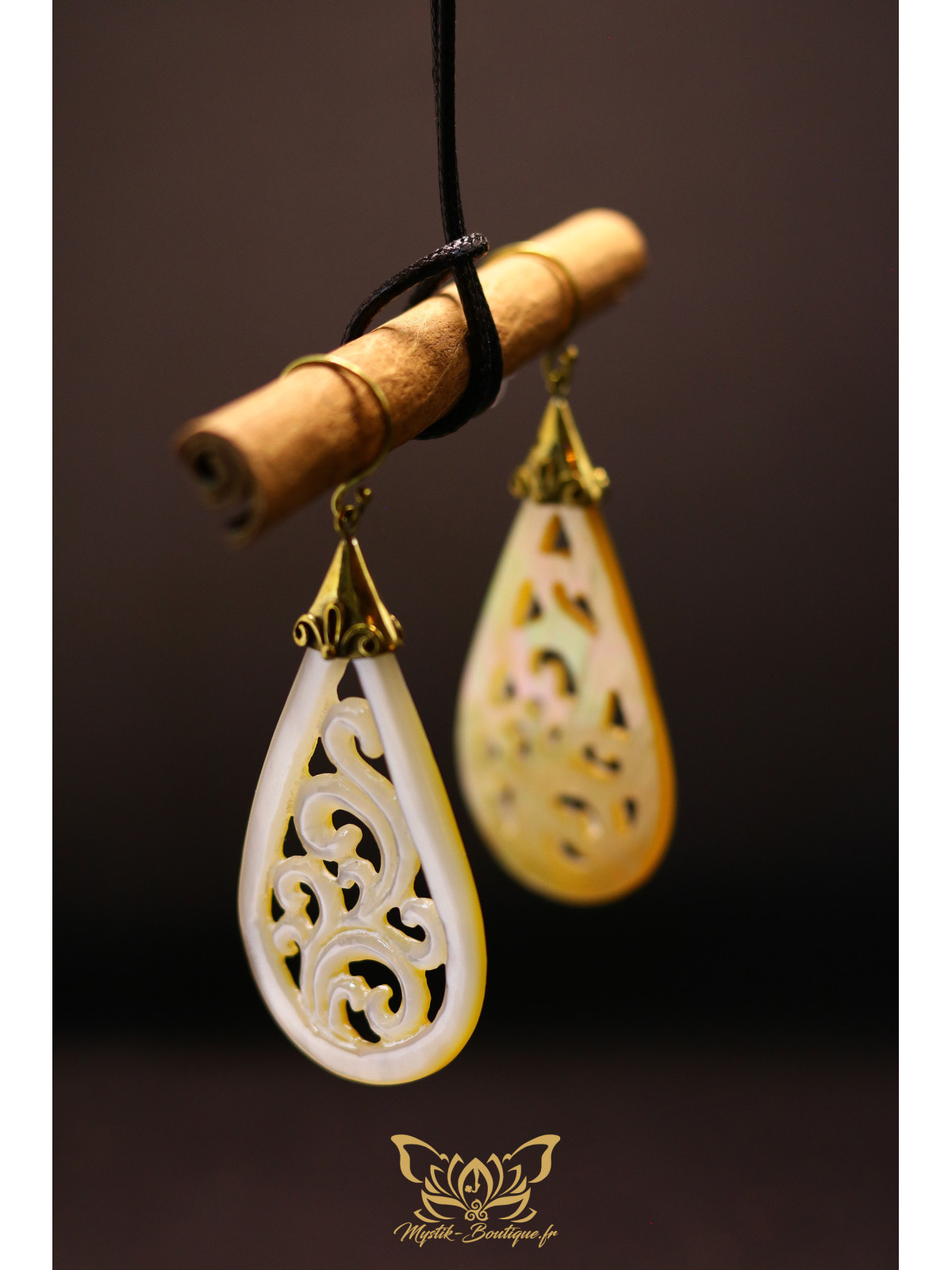 Boucles d'oreilles artisanales forme goutte sculptée en ormeau nacré blanc - Accroches en laiton 04