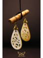Boucles d'oreilles artisanales forme goutte sculptée en ormeau nacré blanc - Accroches en laiton 04