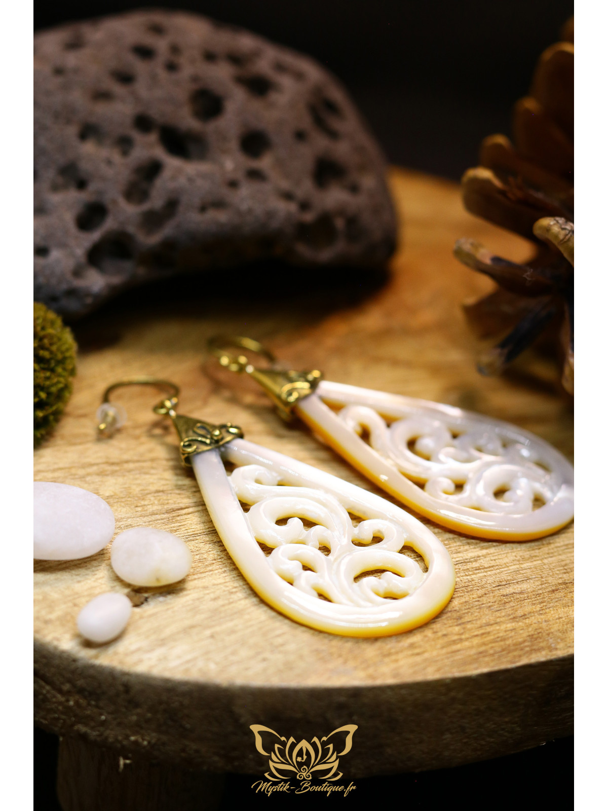 Boucles d'oreilles artisanales forme goutte sculptée en ormeau nacré blanc - Accroches en laiton 04