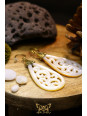 Boucles d'oreilles artisanales forme goutte sculptée en ormeau nacré blanc - Accroches en laiton 04