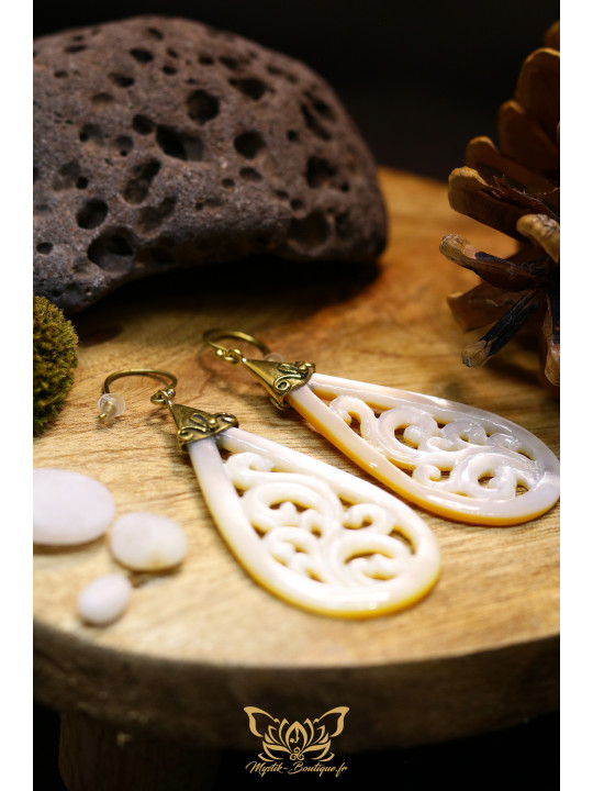 Boucles d'oreilles artisanales forme goutte sculptée en ormeau nacré blanc - Accroches en laiton 04