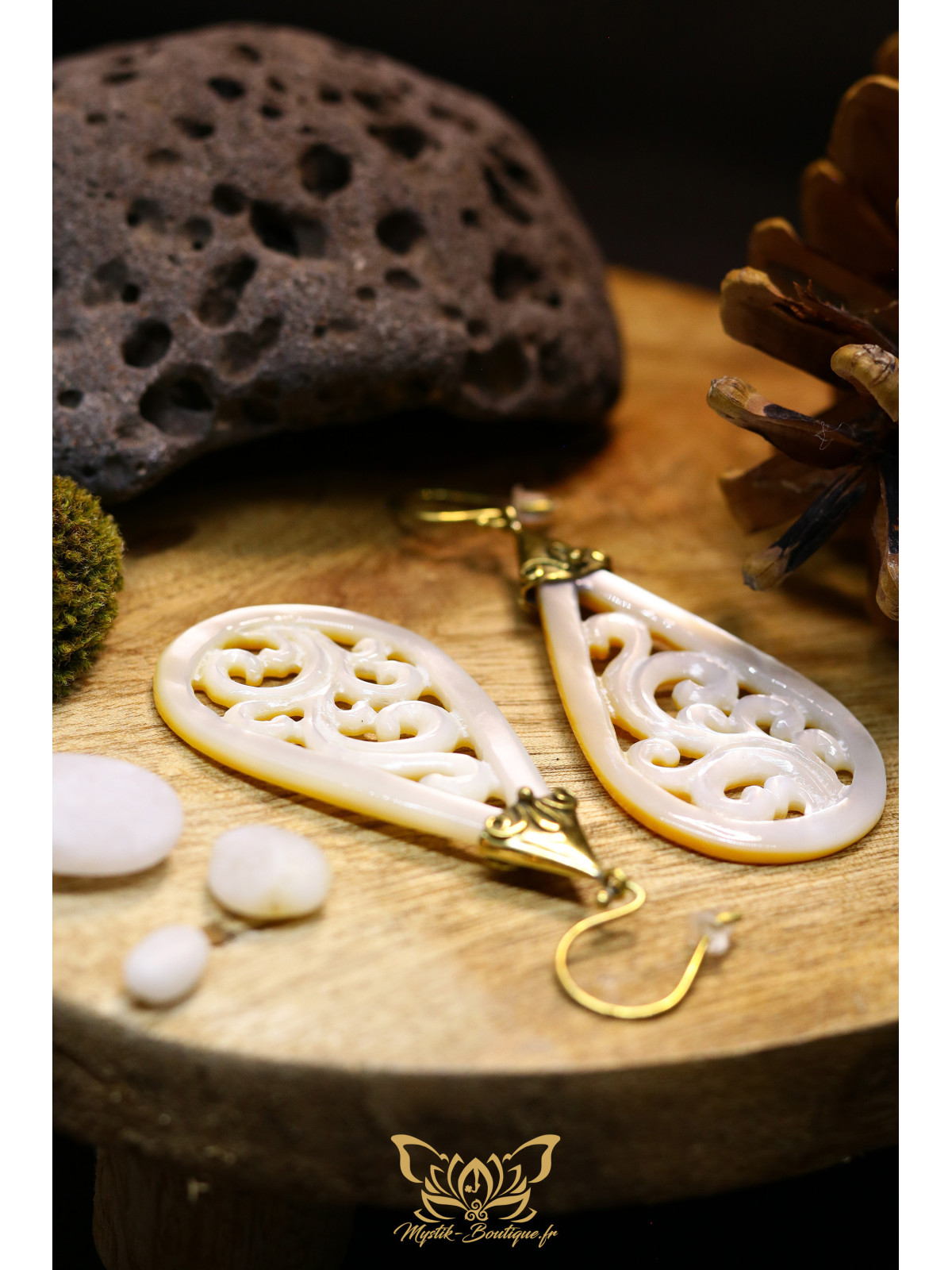 Boucles d'oreilles artisanales forme goutte sculptée en ormeau nacré blanc - Accroches en laiton 04