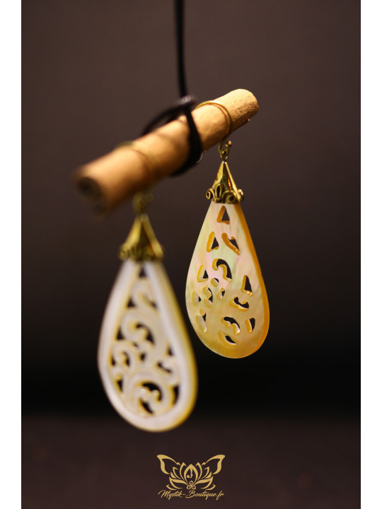 Boucles d'oreilles artisanales forme goutte sculptée en ormeau nacré blanc - Accroches en laiton 04