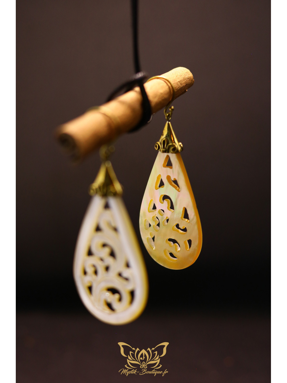 Boucles d'oreilles artisanales forme goutte sculptée en ormeau nacré blanc - Accroches en laiton 04