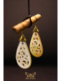 Boucles d'oreilles artisanales forme goutte sculptée en ormeau nacré blanc - Accroches en laiton 04