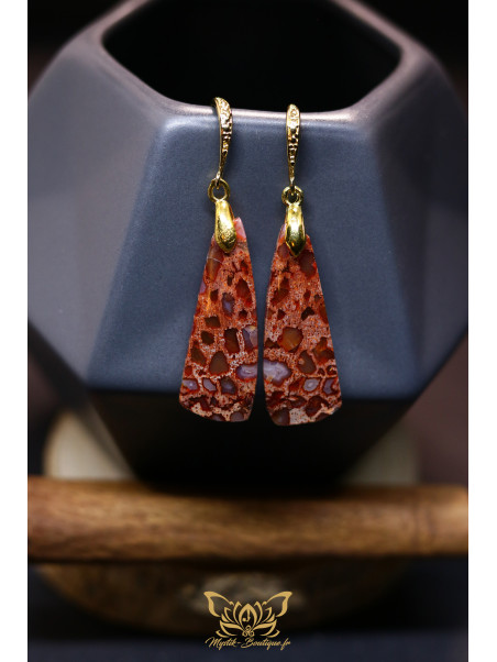 Boucles d'oreilles artisanales larmes en corail fossile rouge - Accroches en laiton plaqué or 18K
