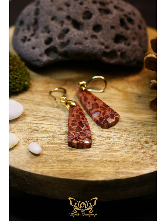 Boucles d'oreilles artisanales larmes en corail fossile rouge - Accroches en laiton plaqué or 18K