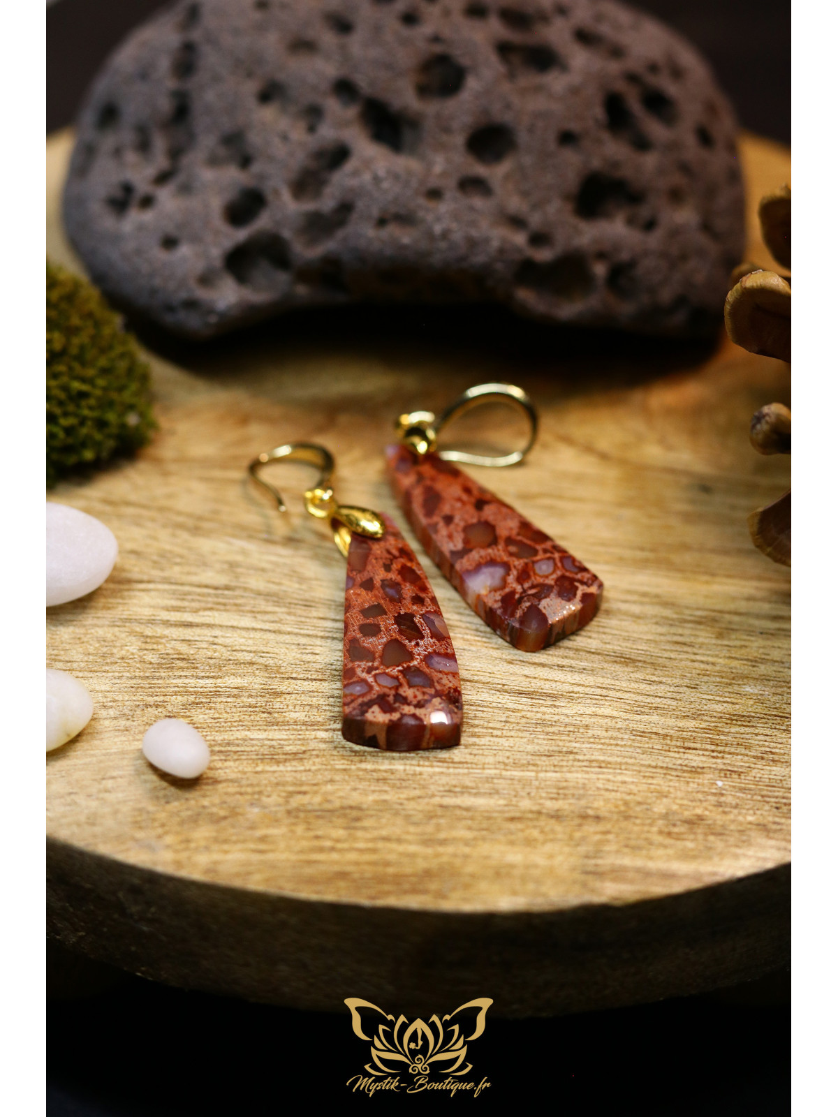 Boucles d'oreilles artisanales larmes en corail fossile rouge - Accroches en laiton plaqué or 18K