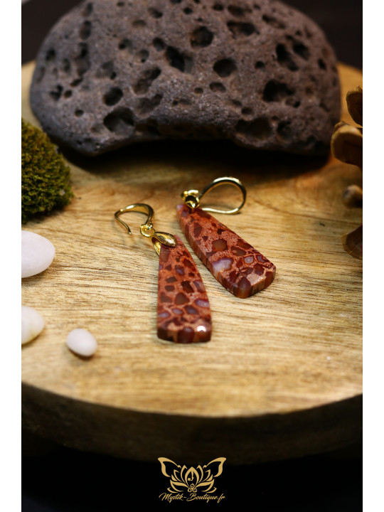 Boucles d'oreilles artisanales larmes en corail fossile rouge - Accroches en laiton plaqué or 18K