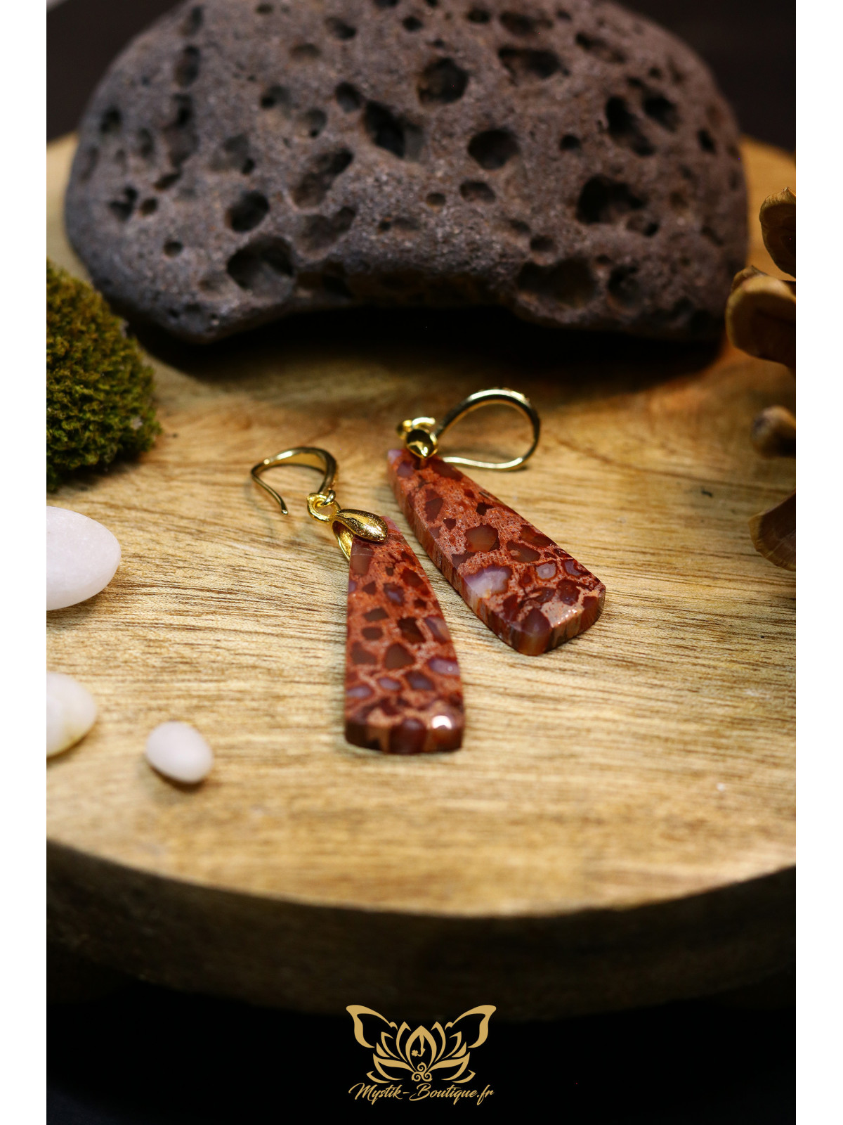 Boucles d'oreilles artisanales larmes en corail fossile rouge - Accroches en laiton plaqué or 18K