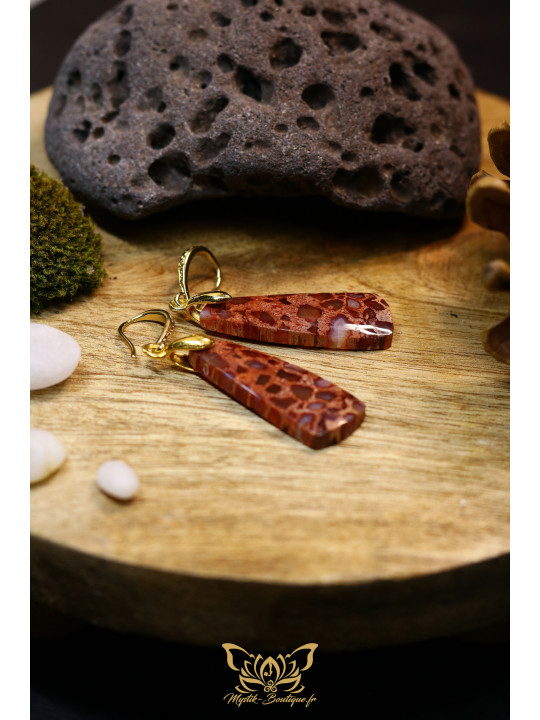 Boucles d'oreilles artisanales larmes en corail fossile rouge - Accroches en laiton plaqué or 18K