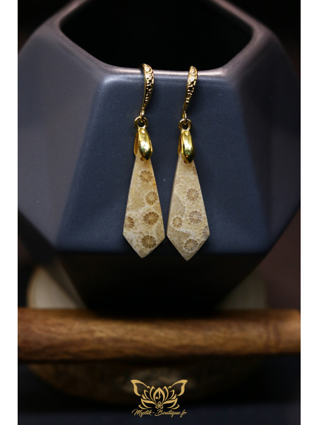 Boucles d'oreilles artisanales cravates en corail fossile - Accroches en laiton plaqué or 18K
