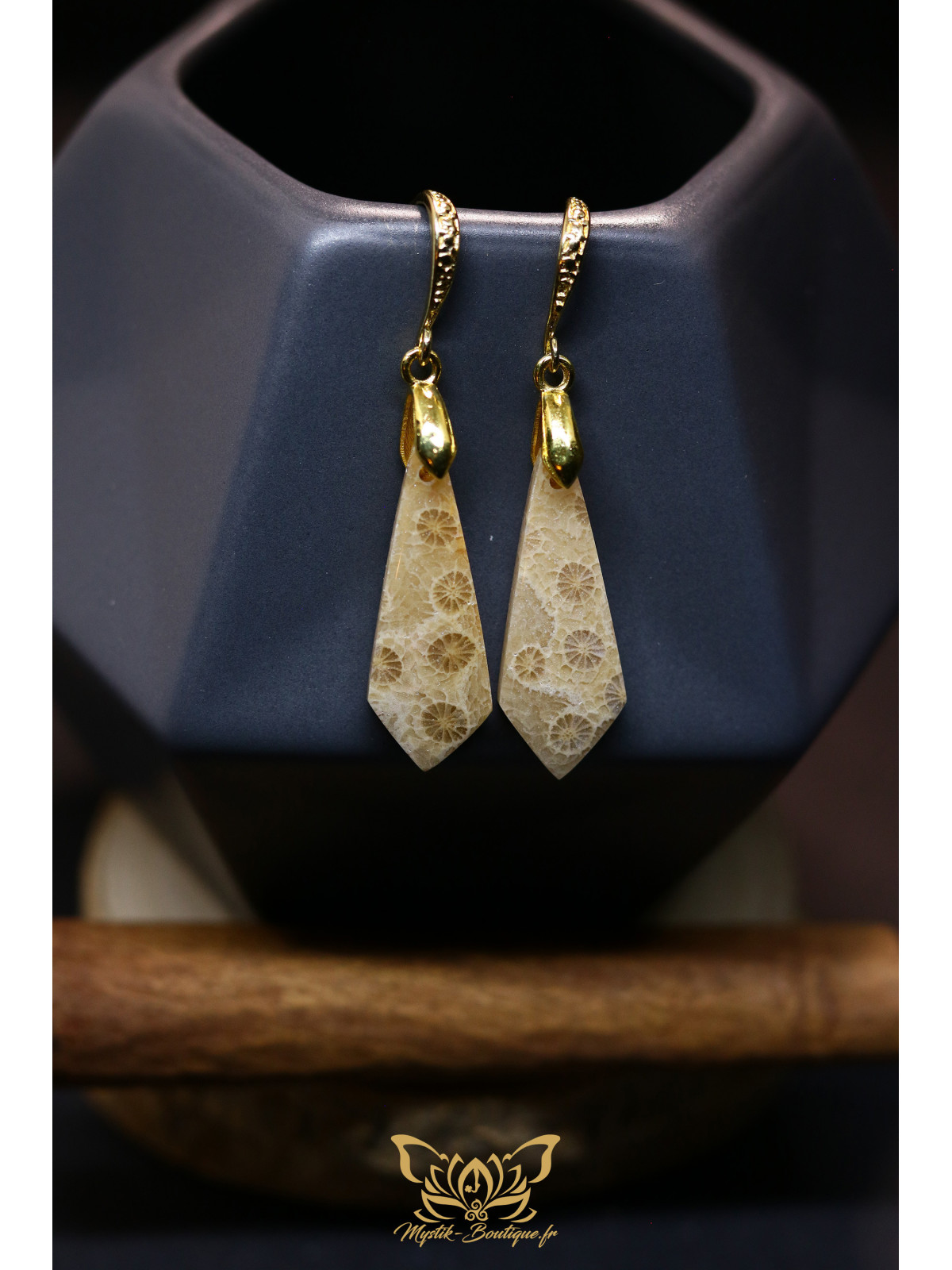 Boucles d'oreilles artisanales cravates en corail fossile - Accroches en laiton plaqué or 18K