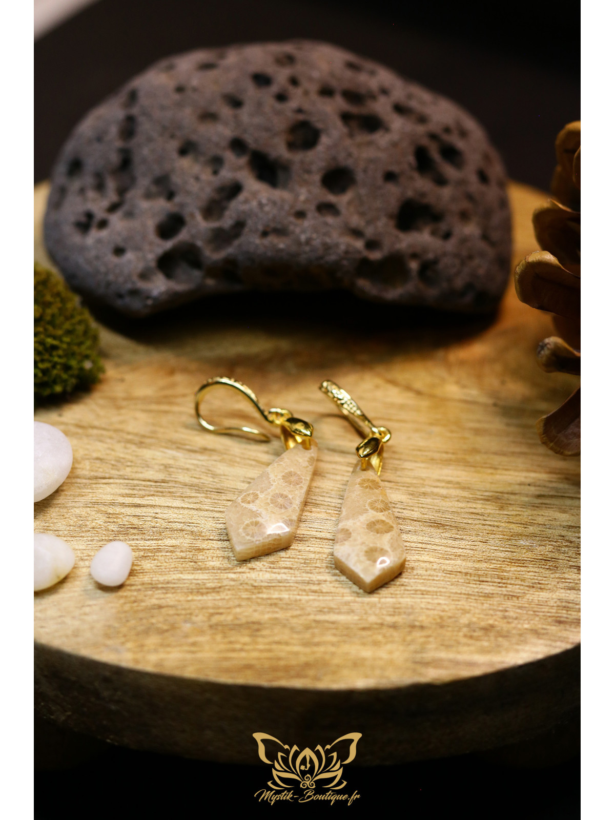 Boucles d'oreilles artisanales cravates en corail fossile - Accroches en laiton plaqué or 18K