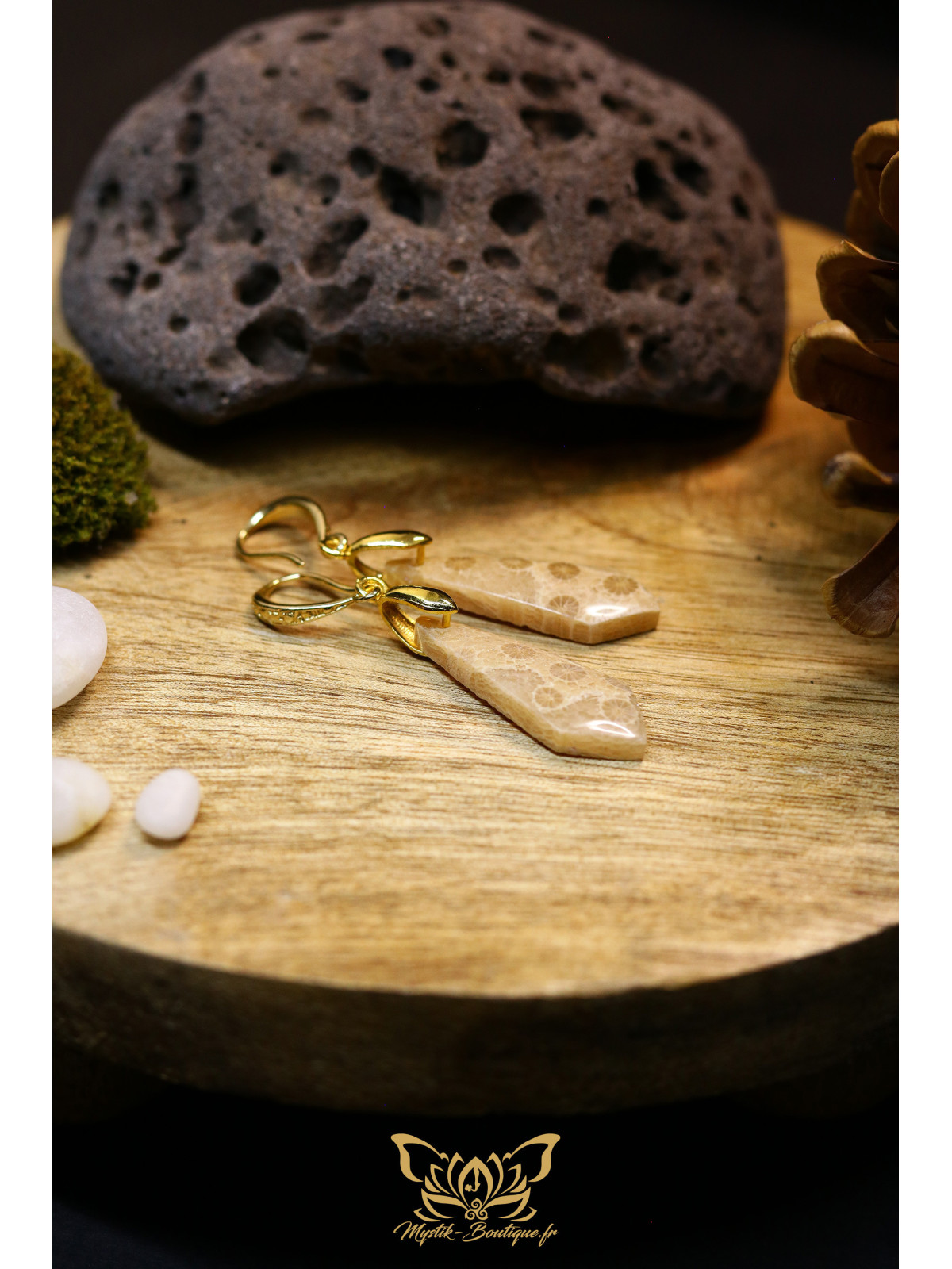 Boucles d'oreilles artisanales cravates en corail fossile - Accroches en laiton plaqué or 18K
