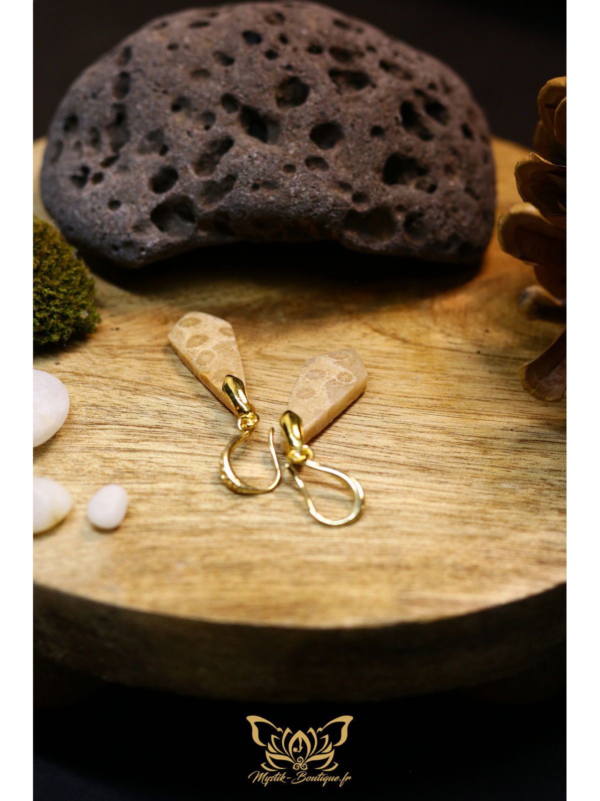 Boucles d'oreilles artisanales cravates en corail fossile - Accroches en laiton plaqué or 18K